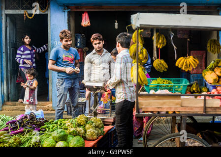 Vendeur mobile de fruits et légumes dans le district de Dhulikhel, Kavrepalanchowk, au Népal. Banque D'Images