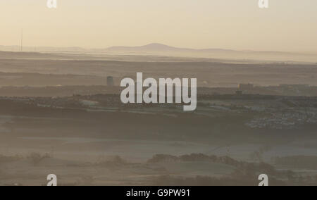 Un gel et une brume matinales couvrent Kilsyth, l'Écosse et les environs. Banque D'Images