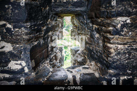 Fente de flèche médiévale château ancien mur. Banque D'Images