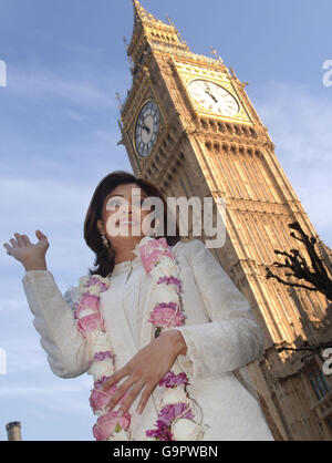 Shilpa Shetty, la célébrité du Big Brother et actrice Bollywood, pose devant la tour de St Stephen à Westminster, à Londres, avant d'entrer à la Chambre des communes pour regarder les questions du premier ministre. Banque D'Images