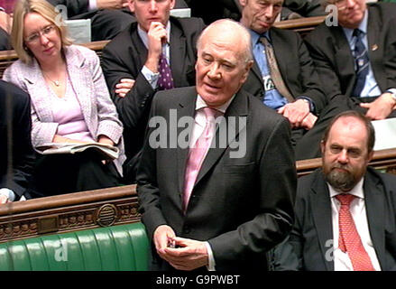 Le chef libéral démocrate Sir Menzies Campbell parle lors des questions du premier ministre à la Chambre des communes. Banque D'Images