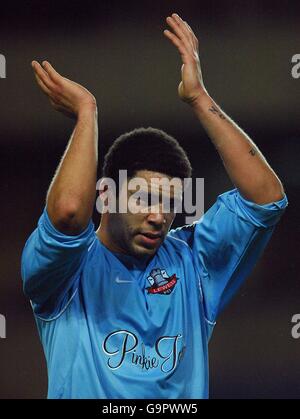 Junior Kadi, Lewes, applaudit les fans après le match Banque D'Images