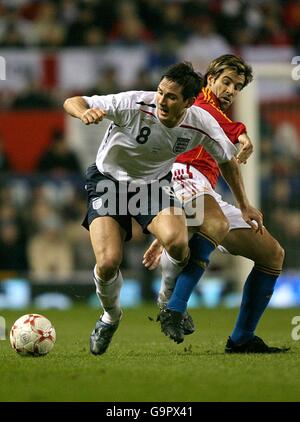 Football - International friendly - Angleterre / Espagne - Old Trafford.Frank Lampard, Angleterre (l) et David Albelda, Espagne se battent pour le ballon Banque D'Images