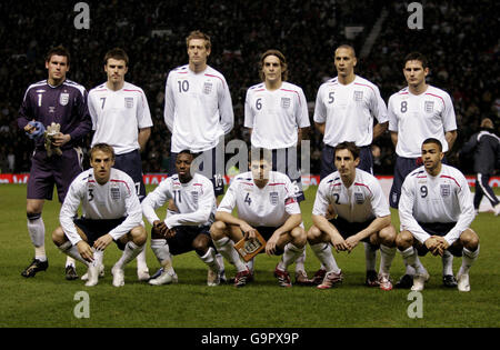 Angleterre (rangée arrière : gauche-droite) Ben Foster, Michael Carrick, Peter Crouch, Jonathan Woodgate, Rio Ferdinand, Frank Lampard; (rangée avant : gauche-droite) Phil Neville, Shaun Wright-Phillips, Steven Gerrard, Gary Neville, Kieron Dyer avant le match international amical contre l'Espagne à Old Trafford, Manchester. Banque D'Images