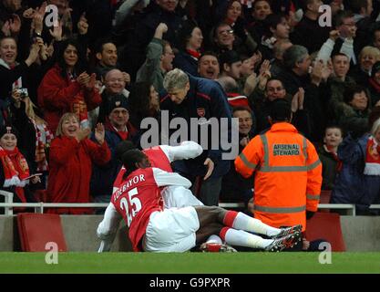 Kolo Toure d'Arsenal et Emmanuel Adebayor célèbrent le vainqueur de Tomas Rosicky Devant le directeur Arsene Wenger Banque D'Images