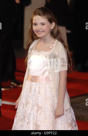 Abigail Breslin arrive pour les Orange British Academy film Awards 2007 (BAFTA) à l'Opéra Royal de Covent Garden, dans le centre de Londres. Banque D'Images