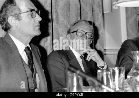 Le secrétaire à la Défense, John Nott (à gauche) et le secrétaire aux Affaires étrangères, Lord Carrington, lors d'une conférence de presse au Foreign Office de Londres, lorsqu'il a été confirmé que les îles Falkland, dans le sud de l'océan Atlantique, au large de l'Amérique du Sud, avaient été envahies. Banque D'Images