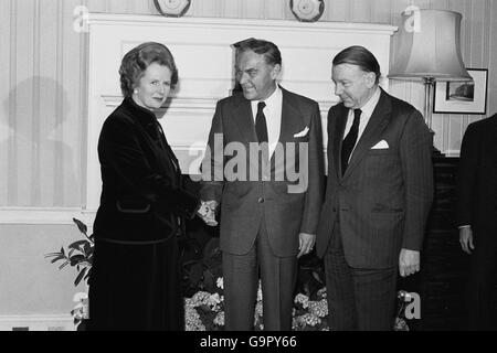 Alexander Haig (au centre), le secrétaire d’État américain, en 10 Downing Street avec le Premier ministre Margaret Thatcher et le secrétaire aux Affaires étrangères Francis Pym pour des discussions sur la crise des îles Falkland. Banque D'Images