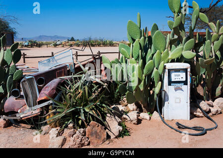 Une pompe d'essence abandonnés et vieille voiture en solitaire, la Namibie Banque D'Images