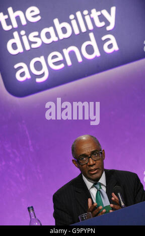 Trevor Phillips, président de la Commission pour l'égalité et les droits de l'homme, prononce une allocution lors du lancement de l'Agenda pour les personnes handicapées au Centre de conférences Queen Elizabeth II, dans le centre de Londres. Banque D'Images