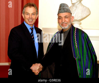 Le Premier ministre Tony Blair (à gauche) tremble avec le président afghan Hamid Karzaï, après son arrivée au numéro 10 Downing Street, pour une réunion cet après-midi. Banque D'Images