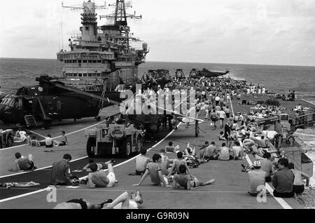 Guerre des Malouines - Détente sur le HMS Hermes Banque D'Images