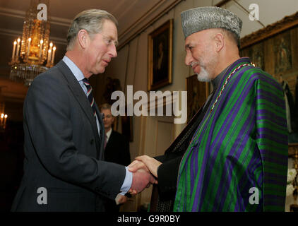 Le prince Charles (à gauche) accueille le président afghan Hamid Karzaï à Clarence House à Londres. Banque D'Images