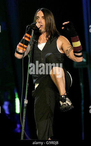 Red Hot Chili Peppers se produit sur scène lors des Brit Awards 2007 au centre d'exposition Earls court, dans le centre de Londres. Banque D'Images