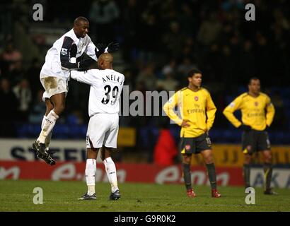 Football - FA Cup - quatrième tour Replay - Bolton Wanderers / Arsenal - The Reebok Stadium.Abdoulaye Meite de Bolton Wanderers célèbre le but égalisateur avec Nicolas Anelka alors que les joueurs d'Arsenal sont abattus Banque D'Images