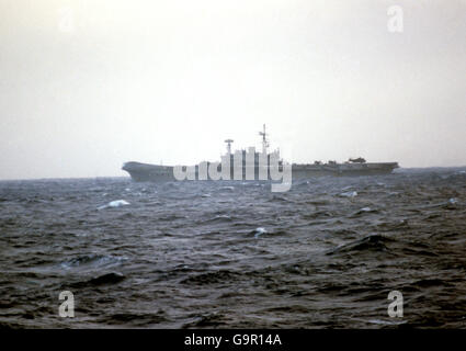 HMS Hermes, silhoueté à l'horizon dans l'Atlantique Sud où elle est au sein du Groupe de travail des Malouines. Banque D'Images