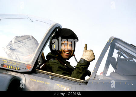 Le lieutenant de vaisseau Dave Morgan, 34 ans, dans le poste de pilotage du Sea Harrier qu'il a effectué lors du premier raid à l'explosif sur l'aérodrome de Port Stanley dans les Malouines. Un trou de 20 mm dans la queue de son Harrier était le seul dommage de la mission. Banque D'Images