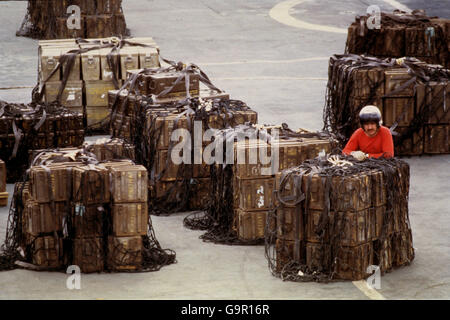 Munitions en attente de chargement sur le pont du HMS Hermes, navire amiral de la Force opérationnelle sur l'île Falkland. Banque D'Images