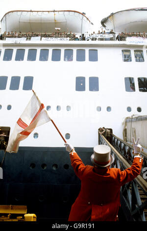 Guerre des Malouines - QE2 de la voile à la force Banque D'Images