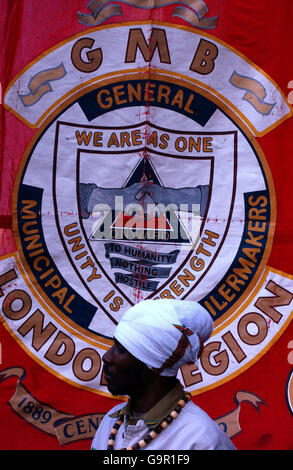 Les travailleurs employés par National car Parks (NCP) participent à une manifestation organisée par le syndicat général britannique (GMB) à l'extérieur des bureaux du groupe 3i à Victoria, Londres. Banque D'Images