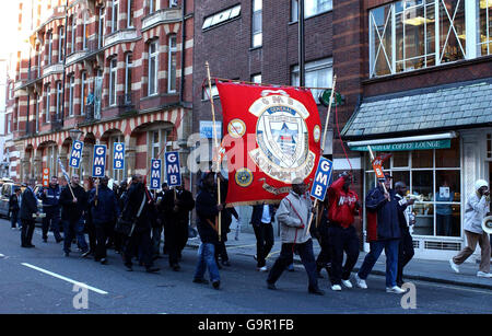 Les travailleurs employés par National car Parks (NCP) participent à une manifestation organisée par le syndicat général britannique (GMB) à l'extérieur des bureaux du groupe 3i à Victoria, Londres. Banque D'Images