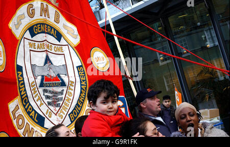 Les travailleurs employés par National car Parks (NCP) participent à une manifestation organisée par le syndicat général britannique (GMB) à l'extérieur des bureaux du groupe 3i à Victoria, Londres. Banque D'Images