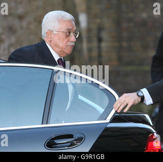 Le président palestinien Mahmoud Abbas arrive au n° 10 Downing Street dans le centre de Londres. Banque D'Images