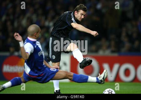 Football - UEFA Champions League - Premier Knockout Round - Premier Leg - FC Porto v Chelsea - Dragao Stadium.Andriy Shevchenko (à droite) a obtenu l'égaliseur lors du premier tour de Knockout de la Ligue des champions de l'UEFA au stade Dragao, à Porto. Banque D'Images