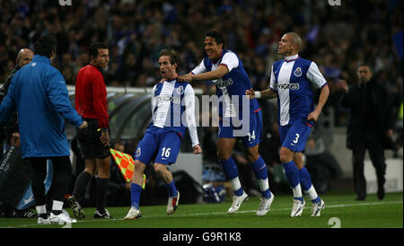 Le FC Porto José Raul Meireles (au centre) célèbre son but en tant que Manager de Chelsea José Mourinho (à droite) en se rendant aux officiels lors du premier tour de Knockout de la Ligue des champions de l'UEFA au stade Dragao, à Porto. Banque D'Images