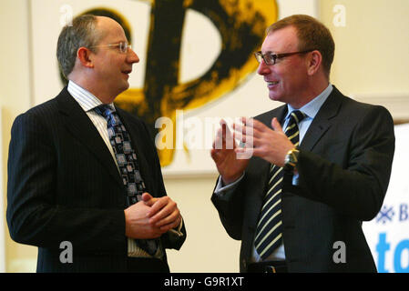 Benny Higgins, directeur général de HBOS (à gauche) et John Leighton, directeur général des Galeries nationales d'Écosse, parlent à l'occasion de l'annonce du plus grand parrainage jamais organisé par la Banque d'Écosse d'art moderne, au Bryce Hall d'Édimbourg. Banque D'Images