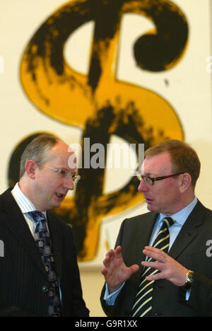 Benny Higgins, directeur général de HBOS (à gauche) et John Leighton, directeur général des Galeries nationales d'Écosse, parlent à l'occasion de l'annonce du plus grand parrainage jamais organisé par la Banque d'Écosse d'art moderne, au Bryce Hall d'Édimbourg. Banque D'Images