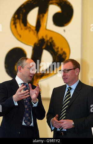 Benny Higgins, directeur général de HBOS (à gauche) et John Leighton, directeur général des National Galleries of Scotland, parlent à l'occasion de l'annonce de la plus grande commandite jamais faite par la Bank of Scotland de l'art moderne en Écosse, au Bryce Hall d'Édimbourg. Banque D'Images