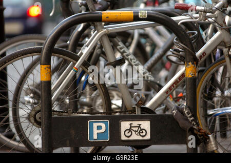 Photos de transport générique. Parking vélos, à Londres. Banque D'Images