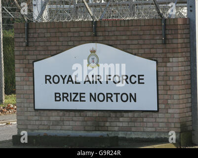 Panneau à l'entrée de RAF Brize Norton à Oxfordshire. Banque D'Images