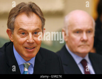 Le Premier ministre britannique, Tony Blair, et le ministre de l'intérieur, John Reid, se penchée sur un sommet de haut niveau organisé par M. Blair au 10 Downing Street, Londres. Banque D'Images