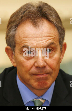 Le Premier ministre britannique Tony Blair regarde pendant un sommet de haut niveau au 10 Downing Street, Londres. Banque D'Images