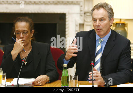 Le Premier ministre britannique Tony Blair est assis à côté de Michelle Forbes de « Mothers Against Gun » lors d'un sommet de haut niveau organisé par M. Blair au 10 Downing Street, Londres. Banque D'Images