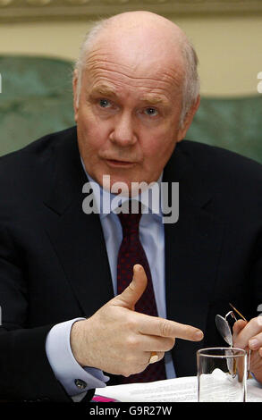 Le ministre de l'intérieur John Reid s'exprime lors d'un sommet de haut niveau organisé par le Premier ministre britannique Tony Blair au 10 Downing Street, Londres. Banque D'Images