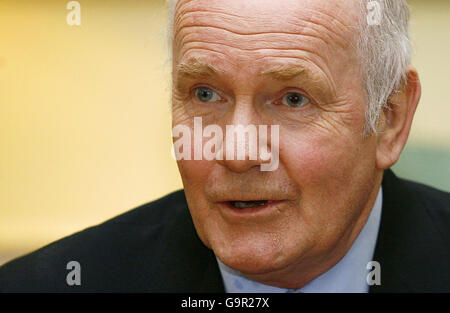 Le ministre de l'intérieur John Reid s'exprime lors d'un sommet de haut niveau organisé par le Premier ministre britannique Tony Blair au 10 Downing Street, Londres. Banque D'Images