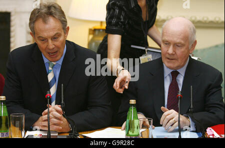 Le Premier ministre britannique Tony Blair s'exprime tandis que le ministre de l'intérieur John Reid s'intéresse à lui lors d'un sommet de haut niveau organisé par M. Blair au 10 Downing Street, Londres. Banque D'Images