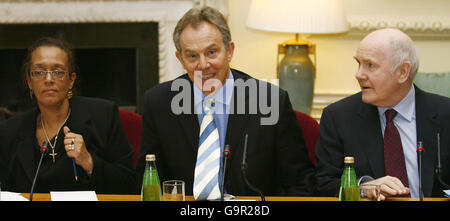 Le Premier ministre britannique Tony Blair est assis à côté de Michelle Forbes de « Mothers Against Guns » et du ministre de l'intérieur John Reid lors d'un sommet de haut niveau organisé au 10 Downing Street, Londres. Banque D'Images