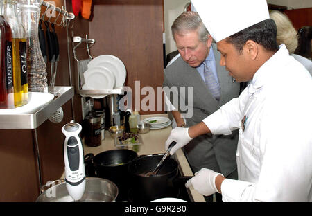 Le Prince de Galles assiste à une démonstration de cuisine lors d'une visite avec la duchesse de Cornwall au Imperial College London Diabetes Centre à Abu Dhabi, Émirats arabes Unis. Banque D'Images