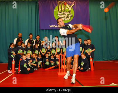 Le capitaine de cricket de l'Angleterre Michael Vaughan joue un tir lors de l'ouverture officielle du programme de cricket de Michael Vaughan (MVC) à l'Institut anglais du sport de Sheffield. Banque D'Images