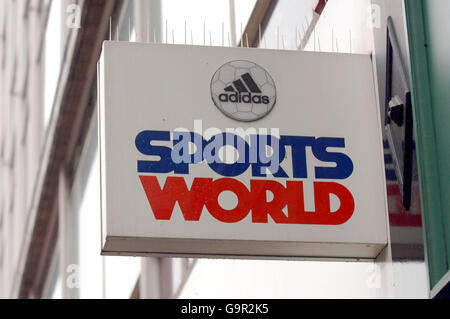 Un panneau devant le magasin Sports World sur Oxford Street dans le centre de Londres. Banque D'Images