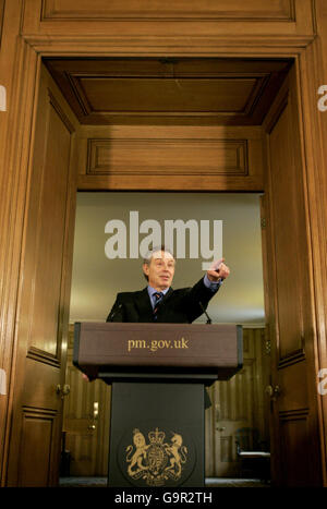 Le Premier ministre britannique Tony Blair s'adresse aux journalistes lors de sa conférence de presse mensuelle à No10 Downing Street, Londres. Banque D'Images