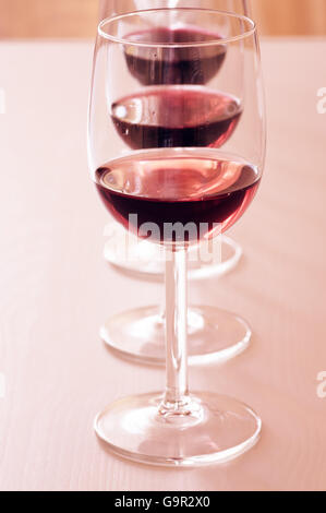 Trois verres avec différents vins rouges Banque D'Images