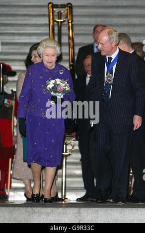 La reine Elizabeth II part d'une réception pour marquer le centenaire de la cour criminelle Old Bailey dans le centre de Londres, avec le maire de Londres, Alderman John Stuttard (à droite) en étroite attention. Banque D'Images