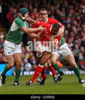 Aled Brew, pays de Galles, est attaqué par Gordon d'Arcy, Irlande Banque D'Images