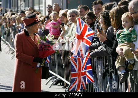 La Reine Elizabeth II de Grande-Bretagne à pied avant de visiter la bibliothèque Jubilee lors de sa visite à Brighton aujourd'hui où elle a regardé un cours de baby Boogie. Banque D'Images