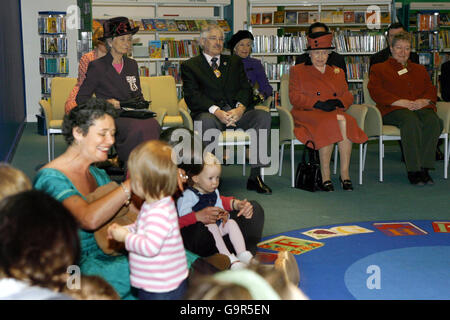 La reine Elizabeth II de Grande-Bretagne regarde un cours de baby Boogie pendant sa visite de la bibliothèque Jubilee à Brighton aujourd'hui. Banque D'Images